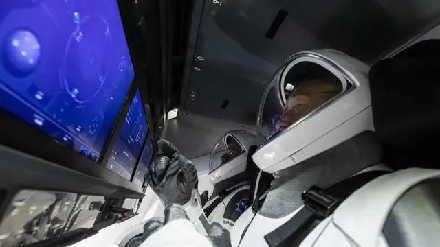 宇航员的火箭驾驶舱图片