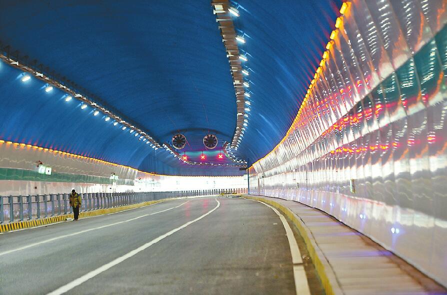 12月16日,济南凤凰路隧道正式通车