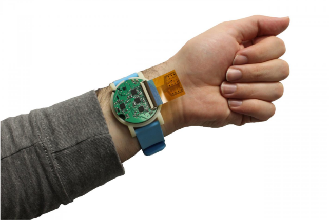 可穿戴手表感应设备内置传感器 可及时发现健康问题